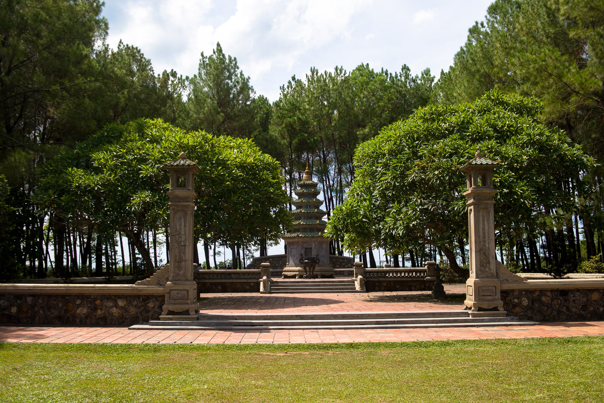 ティエンムー寺の安らかなスペースを体験 Danangguide ダナンにあるプライベートガイド専門の旅行会社